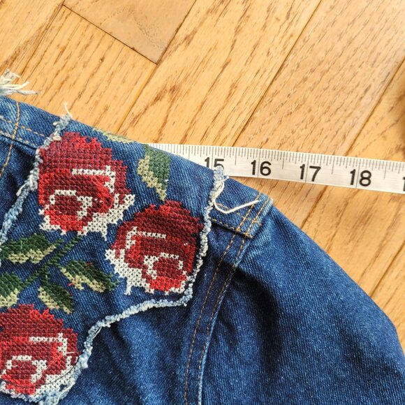 Chemistry Jean Jacket M Fitted Embroidered Rose Frayed 100% Cotton - Picture 12 of 16
